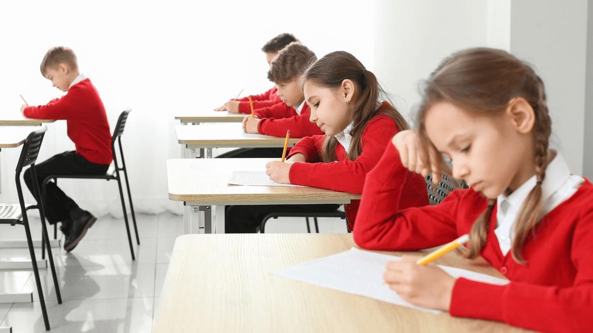 Niña en examen